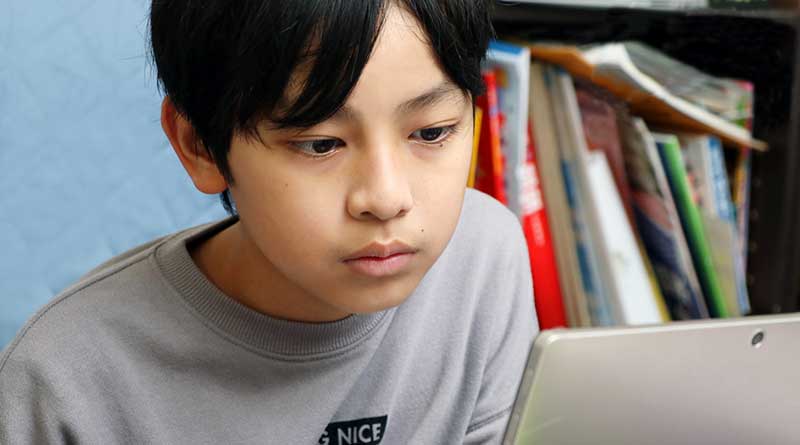 プログラミングを学ぶ子ども